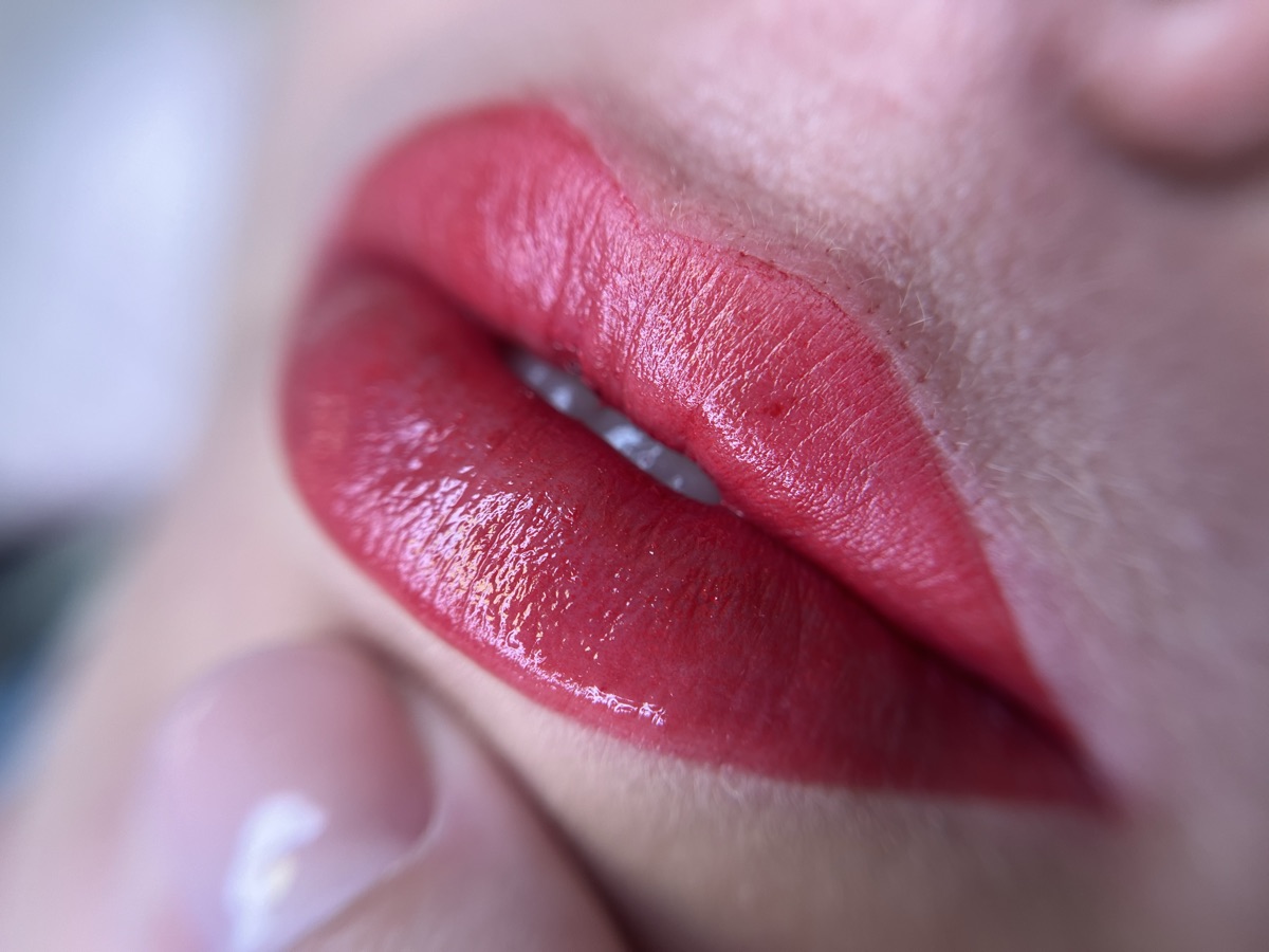Permanentný make-up pier — sýty odtieň
