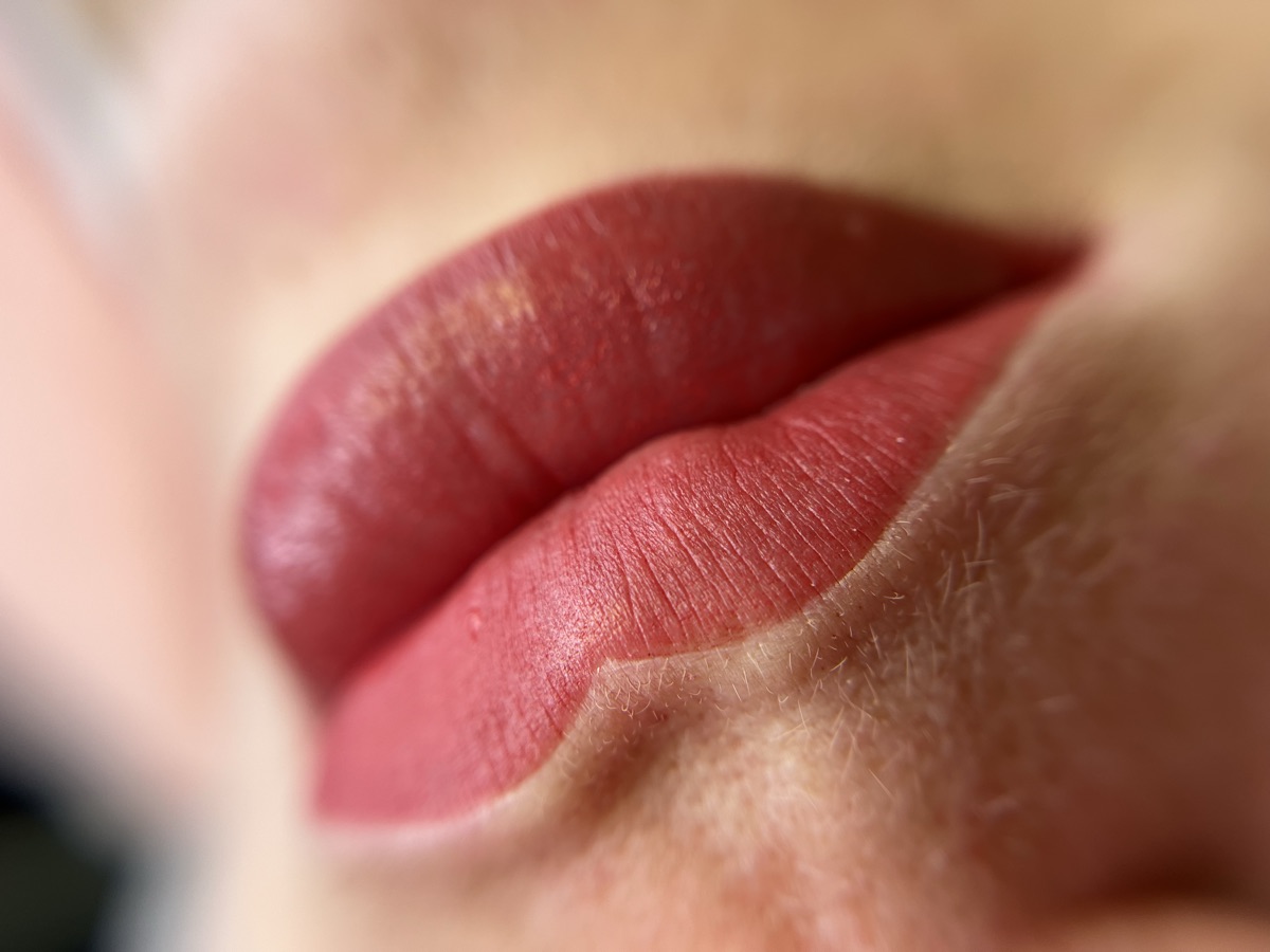 Permanentný make-up pier — jemný odtieň